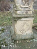 Kamenný kříž pod farou v Bělotíně do roku 2014